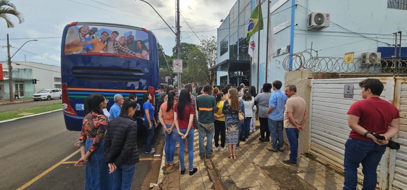 Prefeitura entrega para Associação dos Estudantes - AEUP, 3 Ônibus e 1 Van.